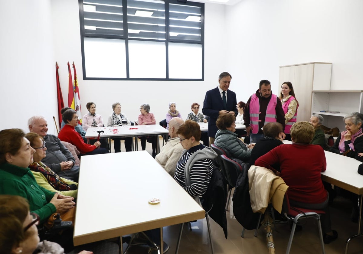 Carlos García Carbayo durante su visita a uno de los talleres de «Salamanca Acompaña».