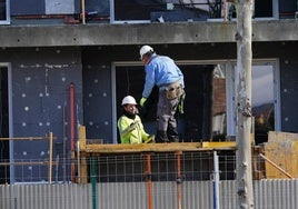 Dos obreros, trabajando en Salamanca.