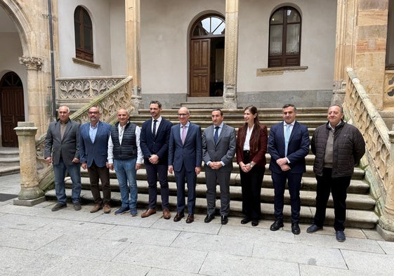 El presidente de la Diputación, Javier Iglesias, y el gerente regional del ECyL, Jesús Blanco, junto a los representantes de los ayuntamientos de Ciudad Rodrigo, Garcibuey, Macotera y Linares.