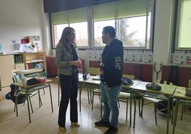 La edil Marta Labrador en uno de los colegios de Santa Marta de Tormes.