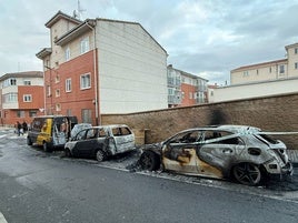 Bomberos de la Diputación de Salamanca sofocaron el incendio de estos tres coches.