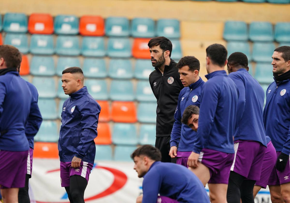 Los jugadores del Salamanca UDS, entrenando en el Helmántico durante la mañana de este martes.