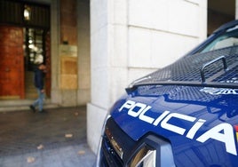 Un coche de la Policía Nacional, estacionado en la Gran Vía de Salamanca.