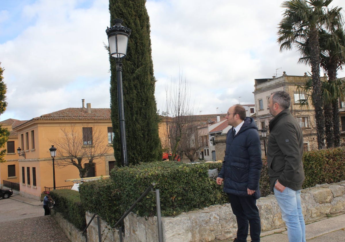 Marcos Iglesias y Rubén Benito supervisan la instalación.