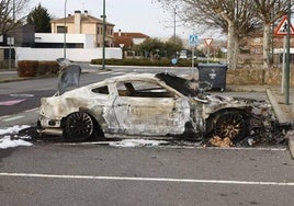 El coche calcinado por el fuego.