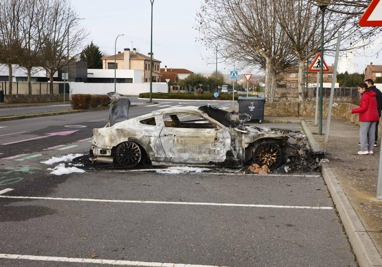 El coche calcinado por el fuego.