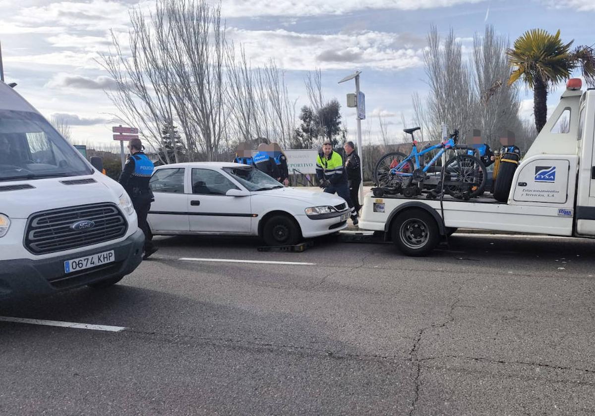 Agentes de la Policía Local, con la bici en el lugar.