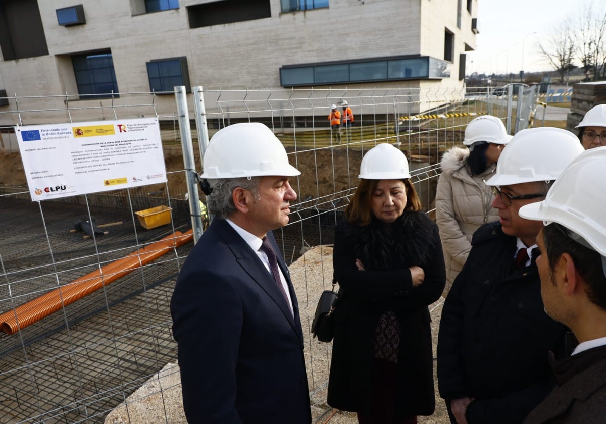 Nicanor Sen, junto a la subdelegada, en el Centro de Láseres.