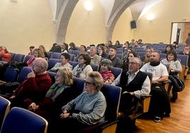 Imagen de los asistentes a la charla impartida en el convento de San Francisco en Béjar.