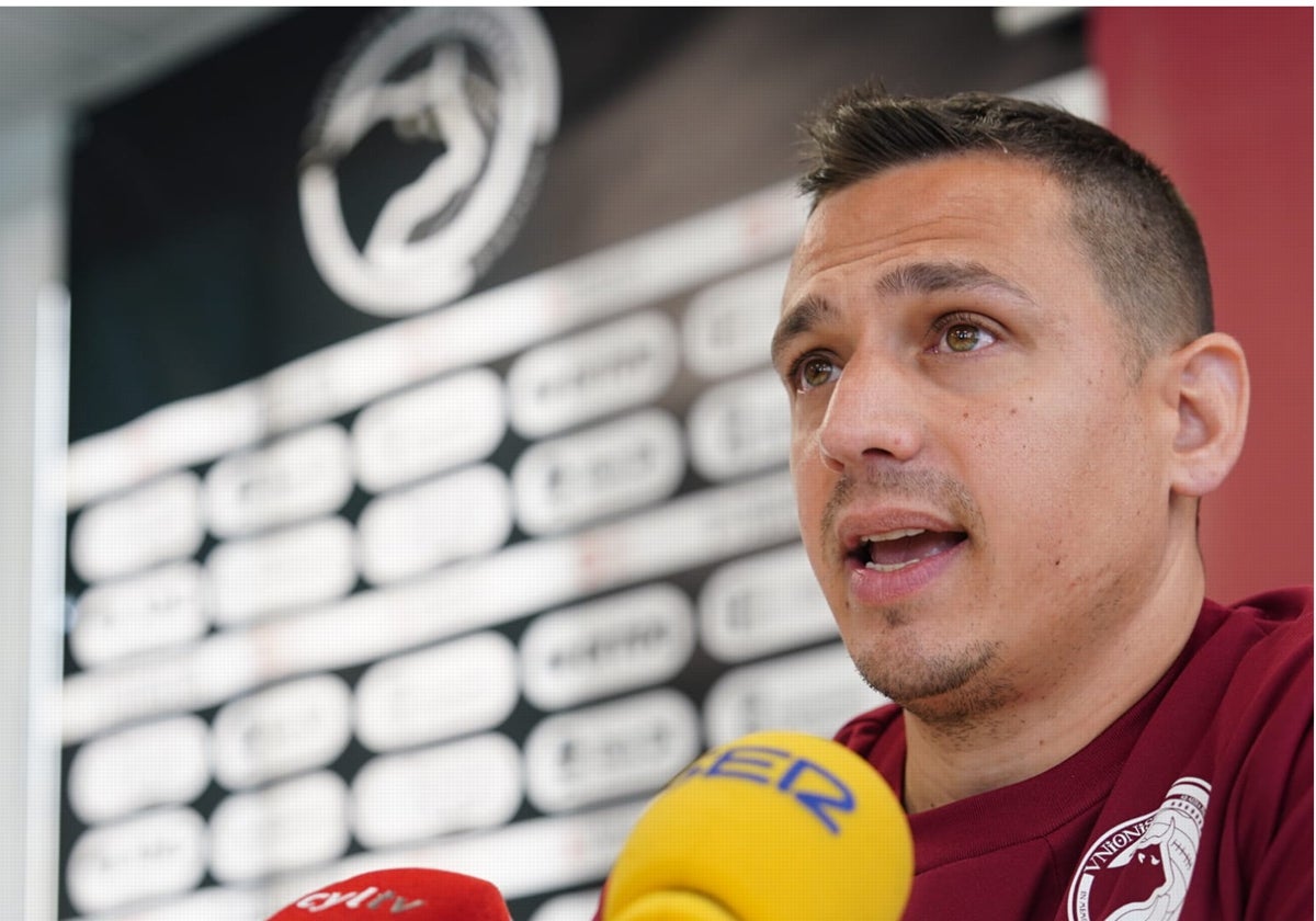 Dani Llácer, en la rueda de prensa previa al Barakaldo.