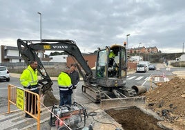 Obras en el paseo Fonseca de Villamayor para instalar dos nuevos pozos en la red de pluviales.