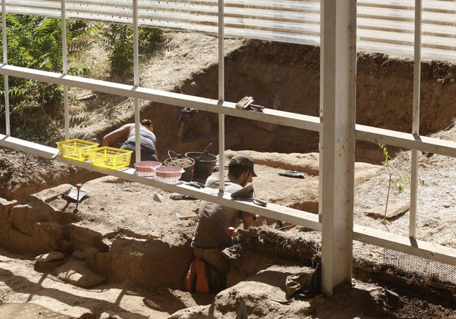 Cabaña de base cuadrada que se descubrió en 2022 y se tuvo que volver a enterrar.