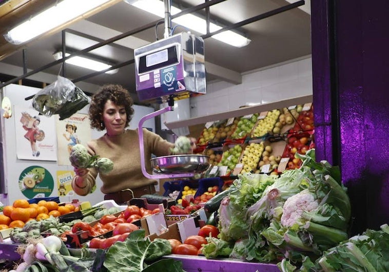 Susana, tras el mostrador de su frutería, en el Mercado.