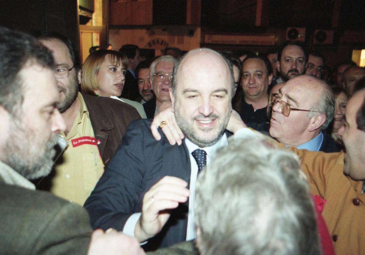 Joaquín Almunia, secretario general del PSOE y candidato a la presidencia del Gobierno, en Salamanca, en el año 2000.