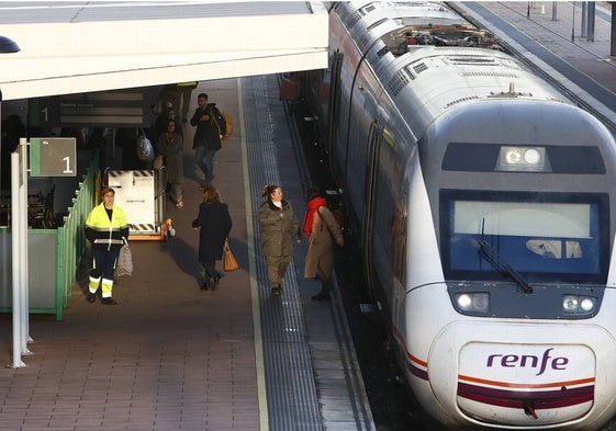 Un tren estacionado en uno de los andenes de Vialia.