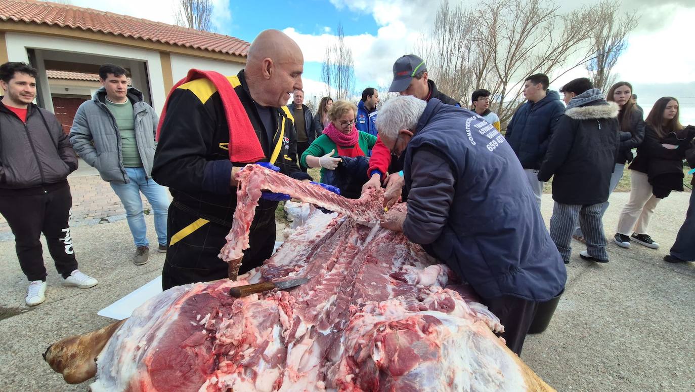 Animado encuentro intergeneracional en torno a la fiesta de la matanza en Rágama