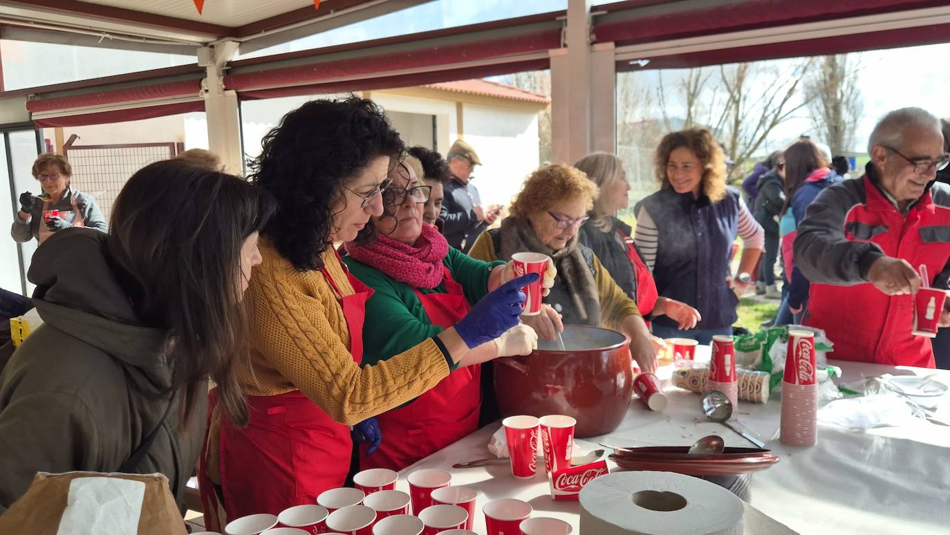 Animado encuentro intergeneracional en torno a la fiesta de la matanza en Rágama