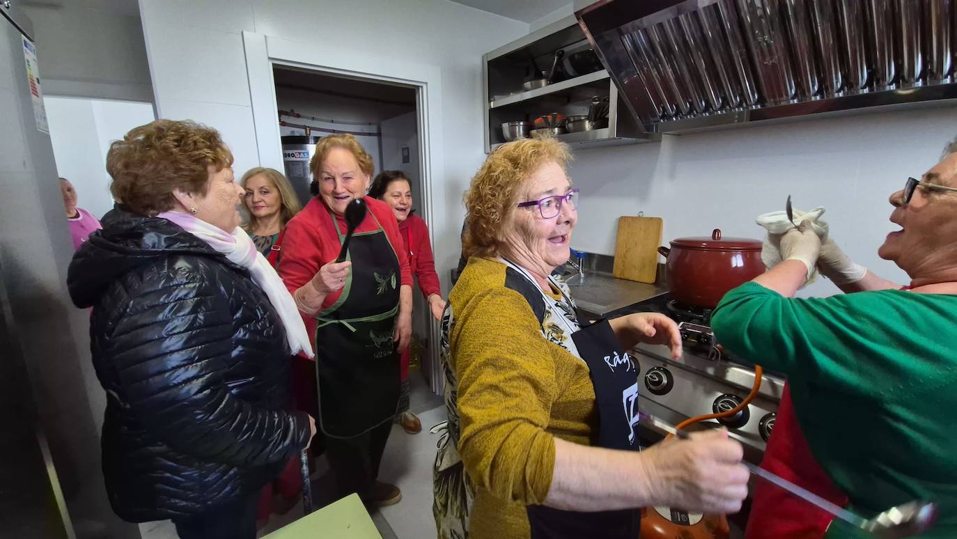 Animado encuentro intergeneracional en torno a la fiesta de la matanza en Rágama