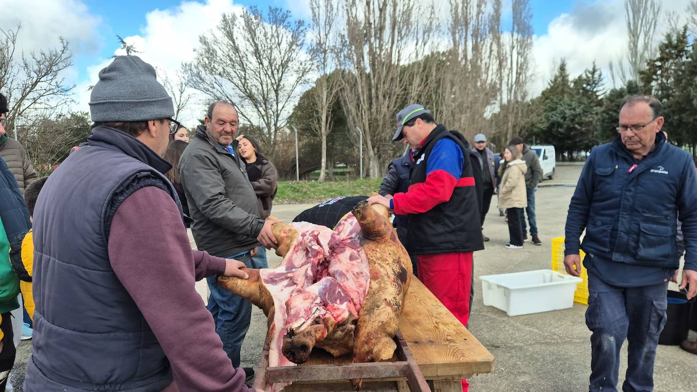 Animado encuentro intergeneracional en torno a la fiesta de la matanza en Rágama