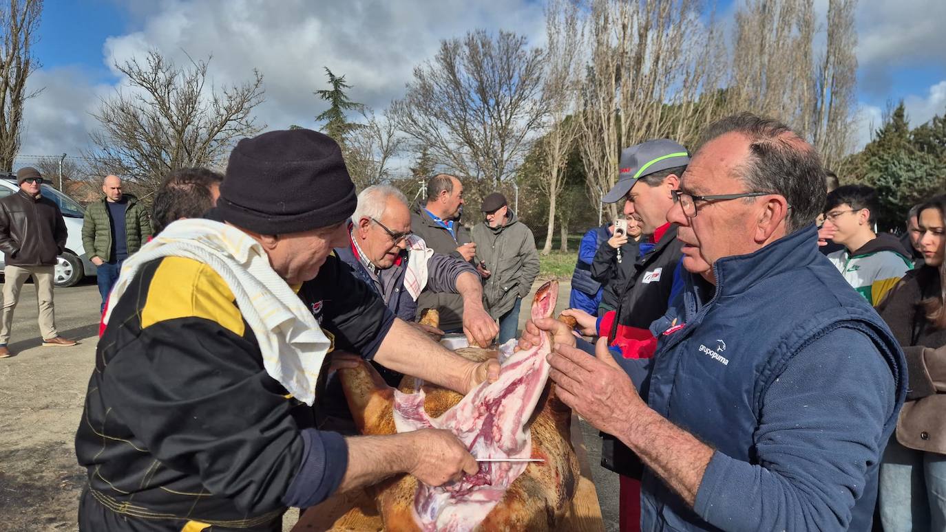 Animado encuentro intergeneracional en torno a la fiesta de la matanza en Rágama