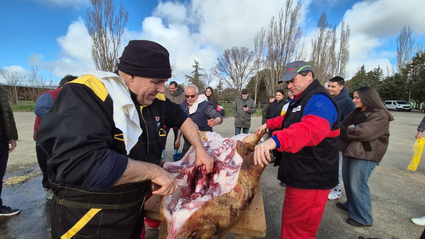 Animado encuentro intergeneracional en torno a la fiesta de la matanza en Rágama