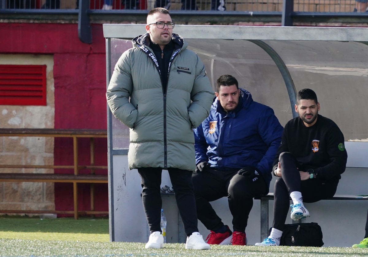 Adri Fraile, entrenador del Ciudad Rodrigo, en el banquillo.