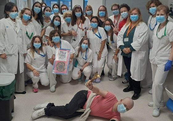 El joven Pablo Pascual toca la 'campana de la victoria' junto a su familia y al personal sanitario en el Hospital de Salamanca.