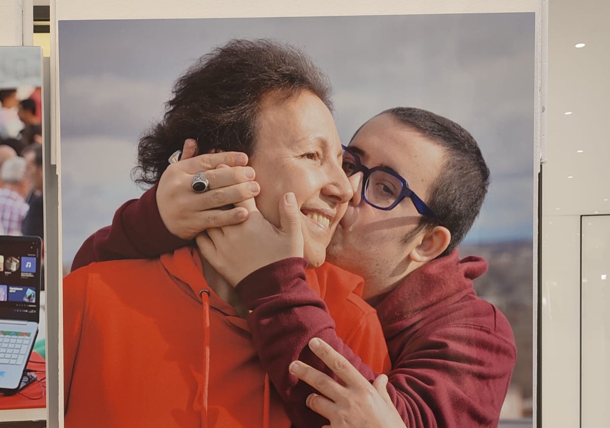 Imagen principal - 1- Pablo y su madre, Menchu, aparecen en la exposición fotográfica 'Personas' de AVIVA en el Centro Comercial El Tormes. 2-Pablo posa junto a Rodrigo, su hermano pequeño. 3-El regalo de Pablo al personal del Hospital: un mandala con un mensaje clave.