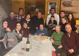 Ángeles Velasco junto a su familia celebrando su 100 cumpleaños.