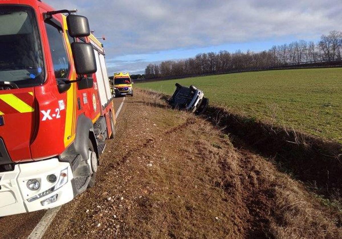 Un coche siniestrado entre las localidades de Olmedo y Bocigas.