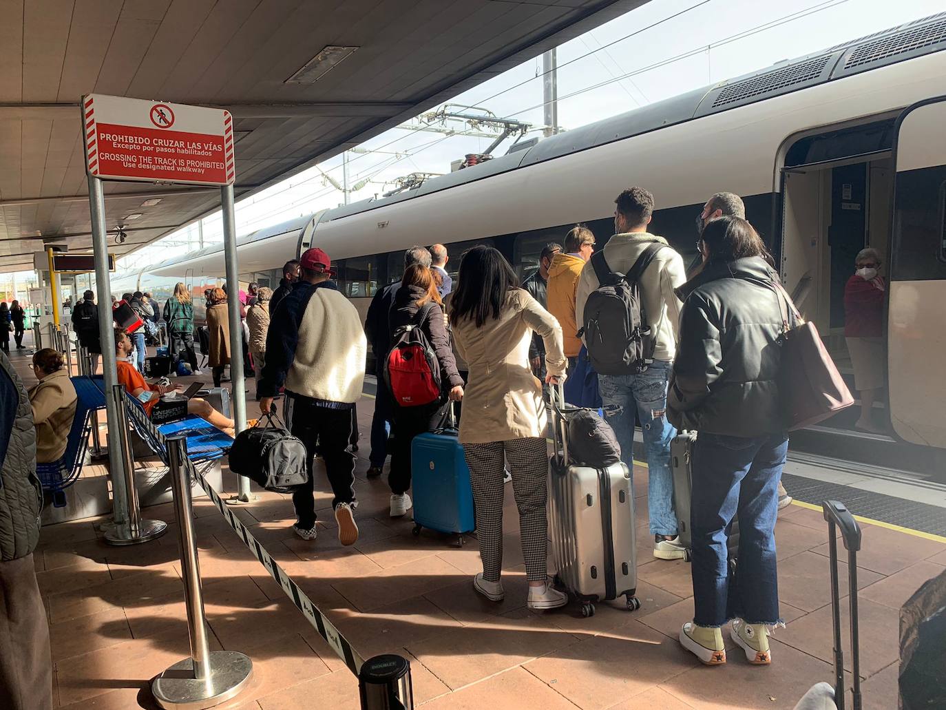 Viajeros subiendo al Alvia a Barcelona.