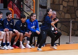 Valeria Flores, entrenadora del BM Salamanca, en el partido de la pasada semana en el Río Tormes.