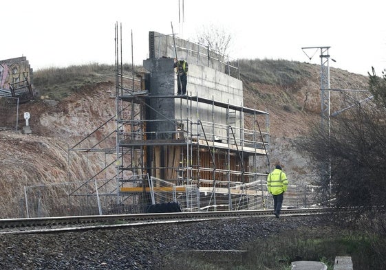 Obras de construcción del puente en Cordel de Merinas.