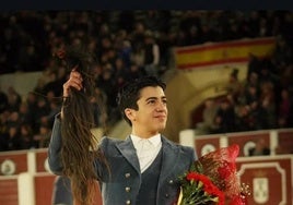 Marco Pérez con los máximos trofeos del novillo de Talavante en Albacete.