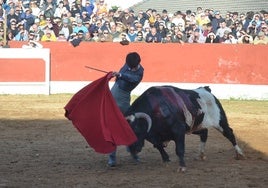 Pase de pecho del aspirante Noel García al novillo 'Botijero', de la ganadería de Barcial.