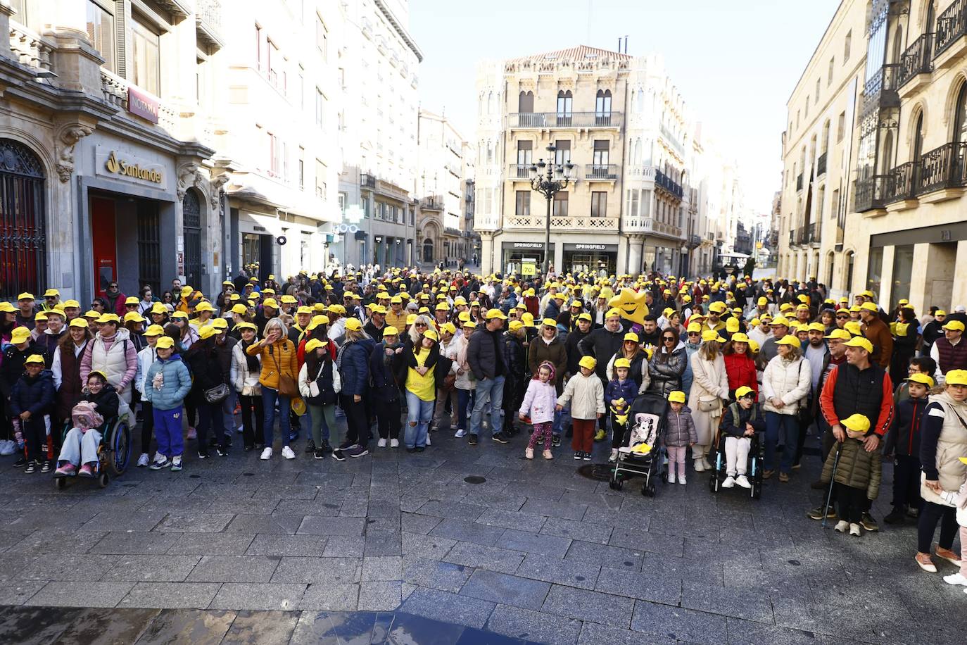 La marcha solidaria por las enfermedades raras &#039;tiñe&#039; de amarillo las calles de Salamanca