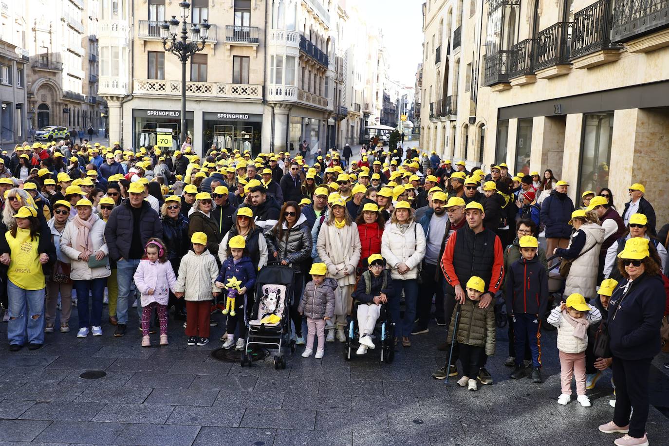 La marcha solidaria por las enfermedades raras &#039;tiñe&#039; de amarillo las calles de Salamanca