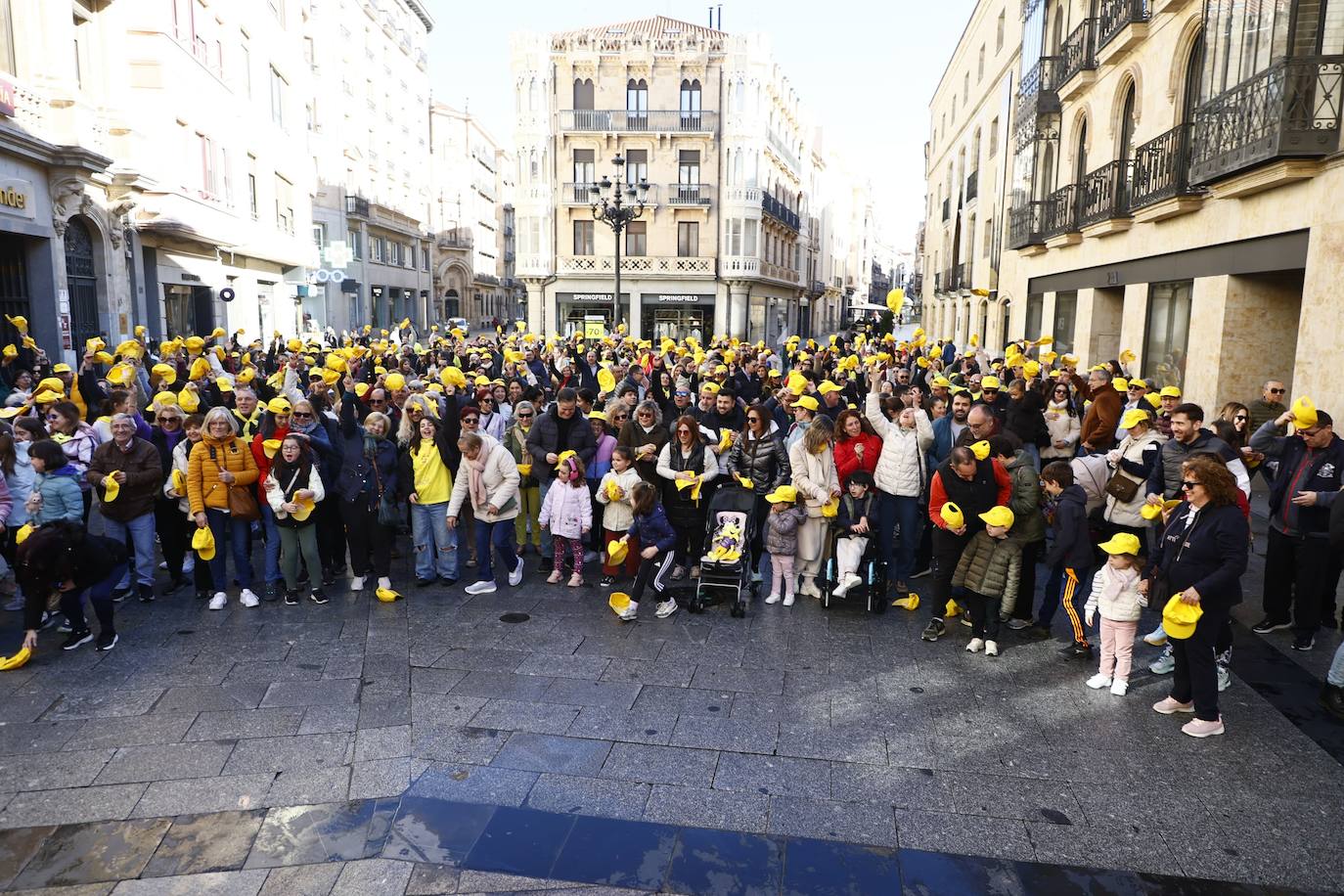 La marcha solidaria por las enfermedades raras &#039;tiñe&#039; de amarillo las calles de Salamanca