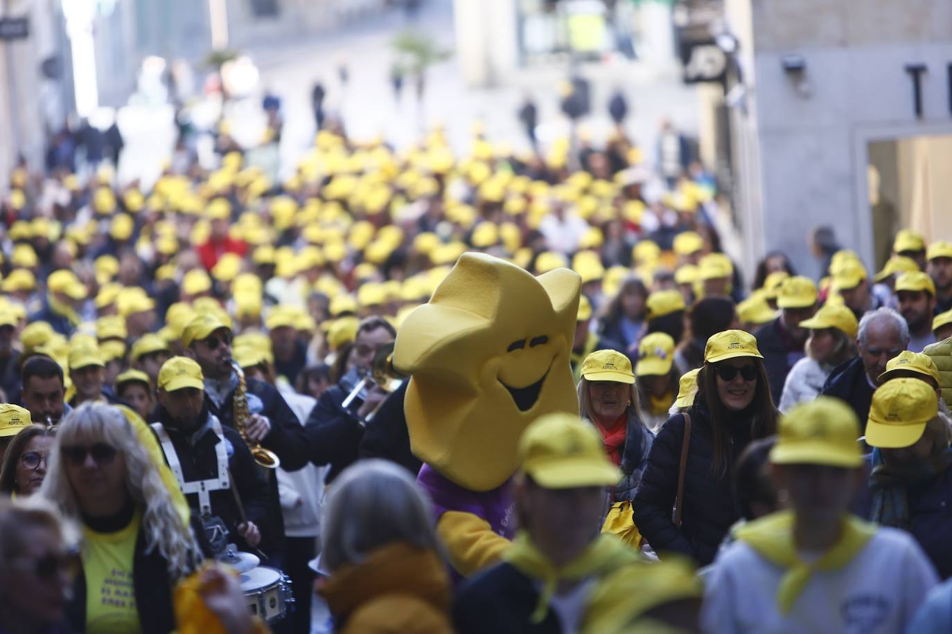 La marcha solidaria por las enfermedades raras &#039;tiñe&#039; de amarillo las calles de Salamanca