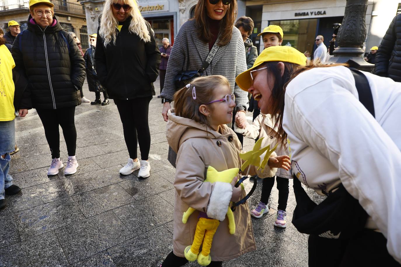 La marcha solidaria por las enfermedades raras &#039;tiñe&#039; de amarillo las calles de Salamanca