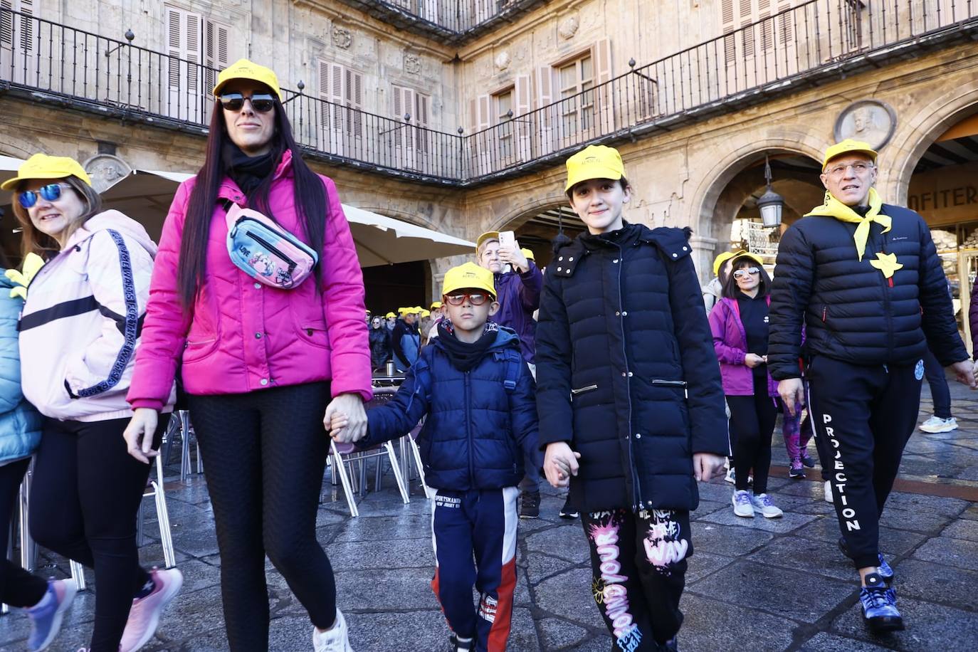 La marcha solidaria por las enfermedades raras &#039;tiñe&#039; de amarillo las calles de Salamanca