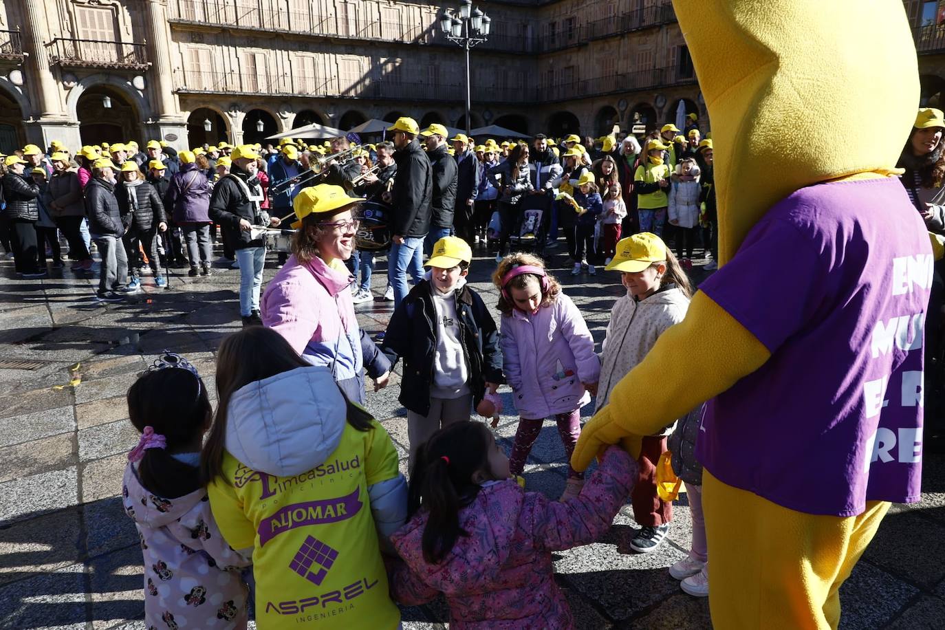 La marcha solidaria por las enfermedades raras &#039;tiñe&#039; de amarillo las calles de Salamanca