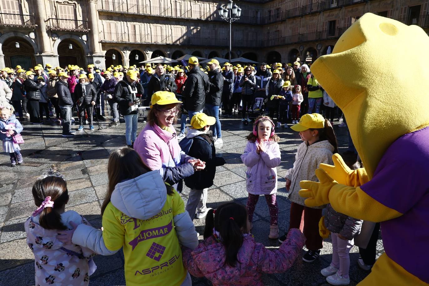 La marcha solidaria por las enfermedades raras &#039;tiñe&#039; de amarillo las calles de Salamanca