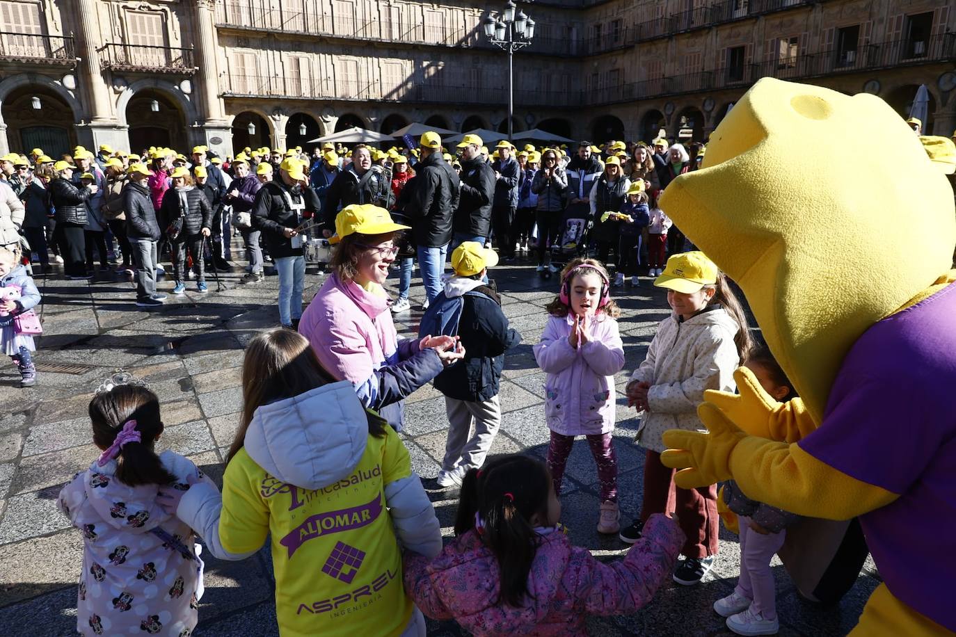 La marcha solidaria por las enfermedades raras &#039;tiñe&#039; de amarillo las calles de Salamanca