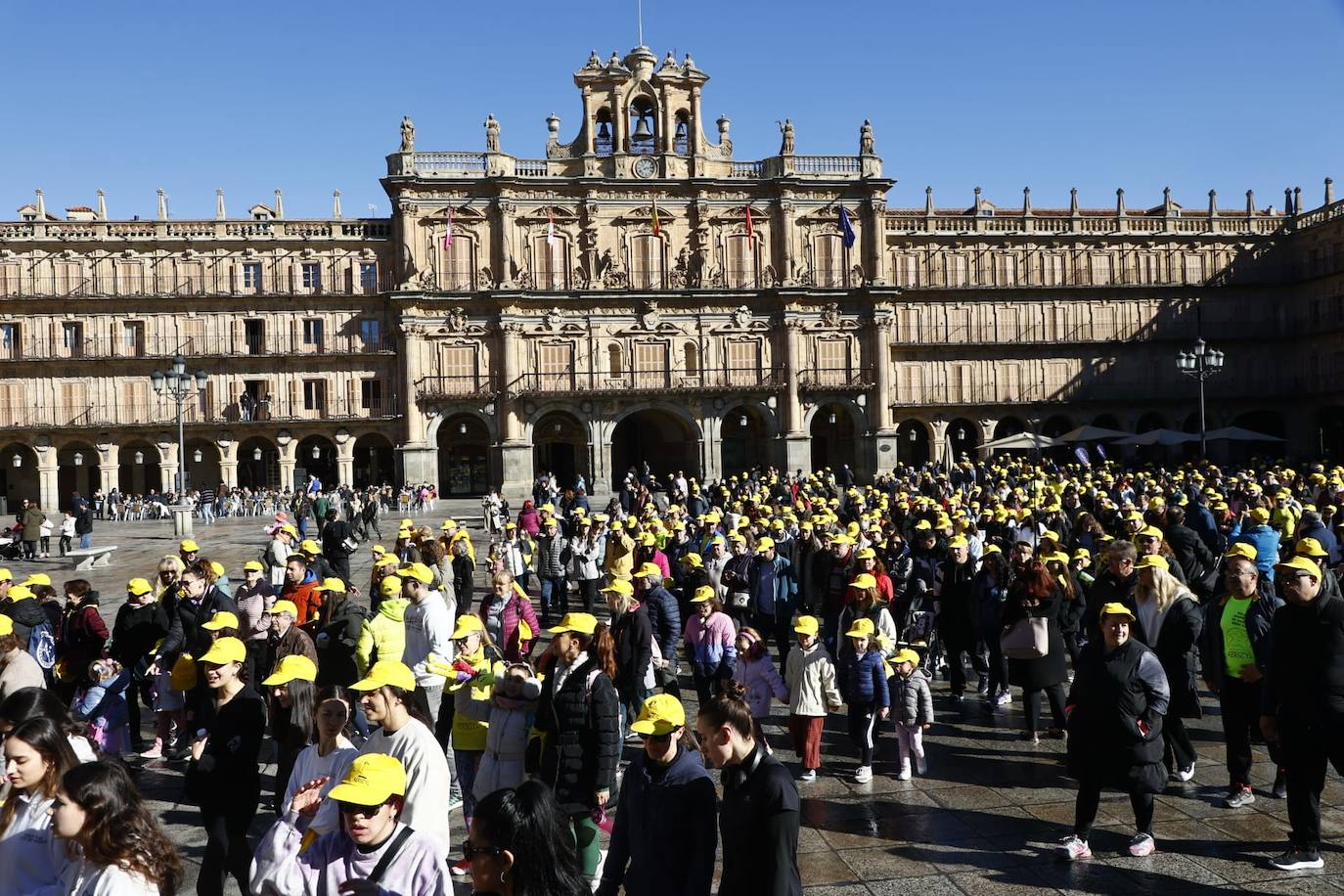 La marcha solidaria por las enfermedades raras &#039;tiñe&#039; de amarillo las calles de Salamanca