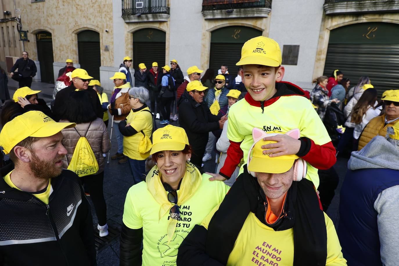 La marcha solidaria por las enfermedades raras &#039;tiñe&#039; de amarillo las calles de Salamanca