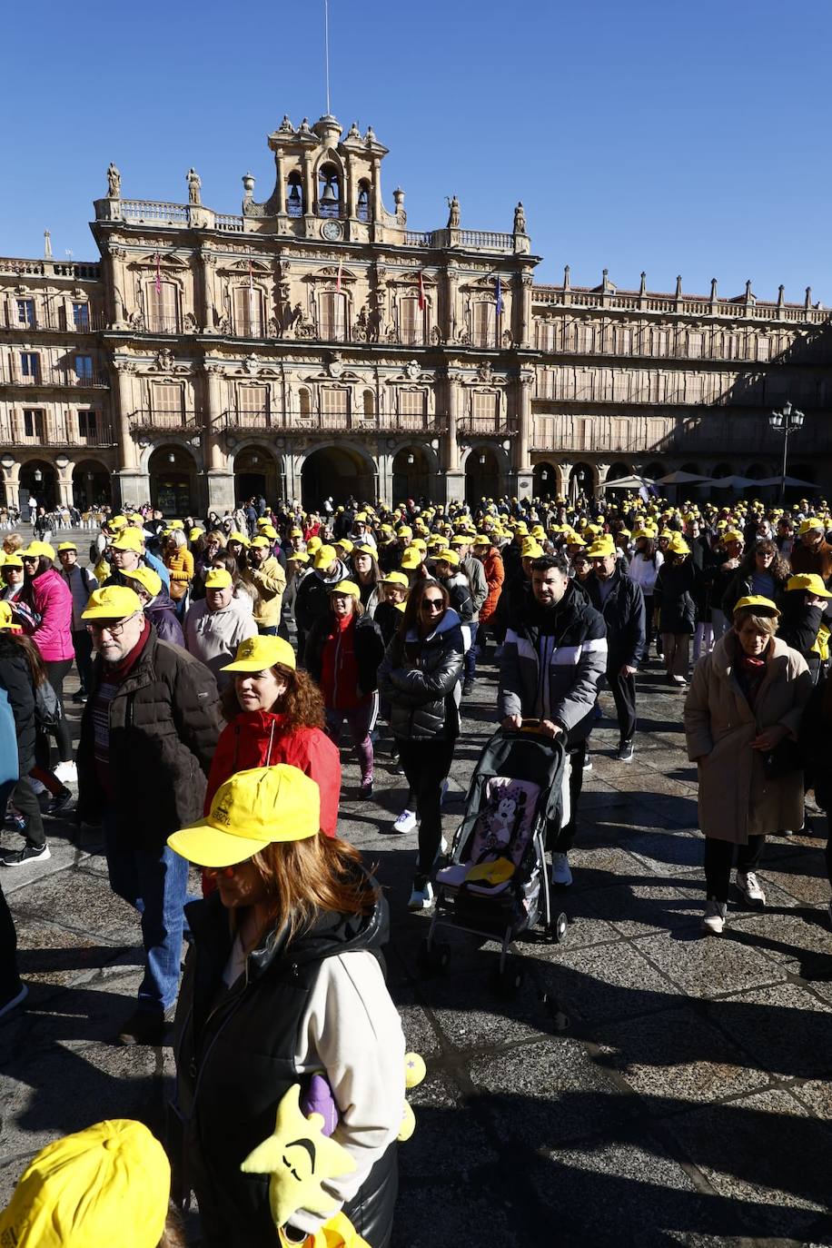 La marcha solidaria por las enfermedades raras &#039;tiñe&#039; de amarillo las calles de Salamanca