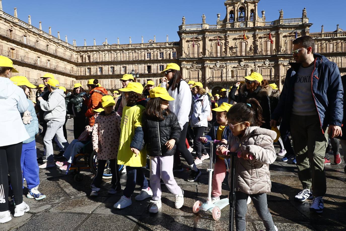 La marcha solidaria por las enfermedades raras &#039;tiñe&#039; de amarillo las calles de Salamanca