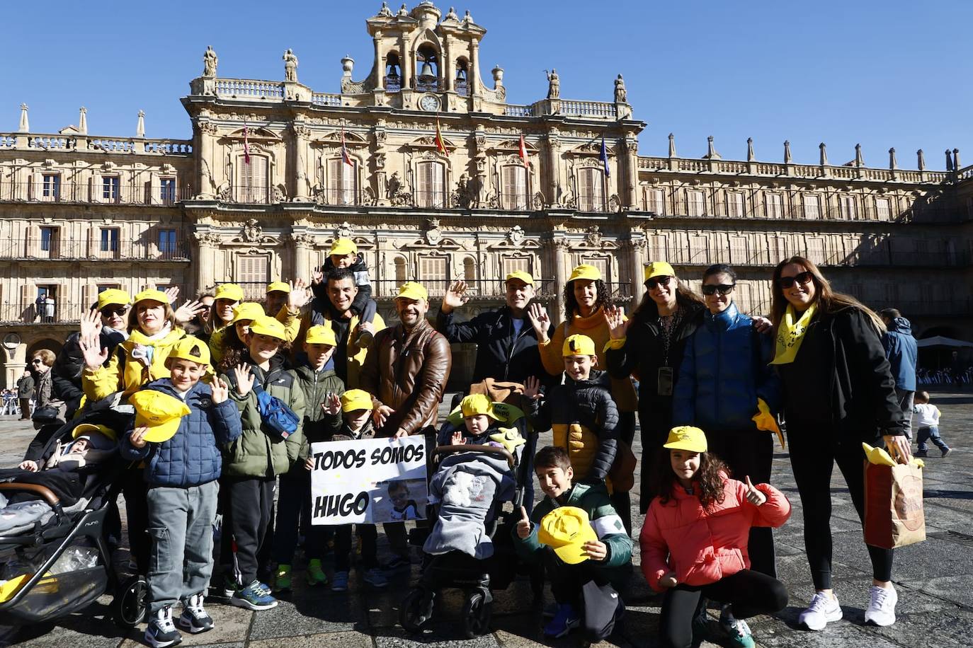 La marcha solidaria por las enfermedades raras &#039;tiñe&#039; de amarillo las calles de Salamanca