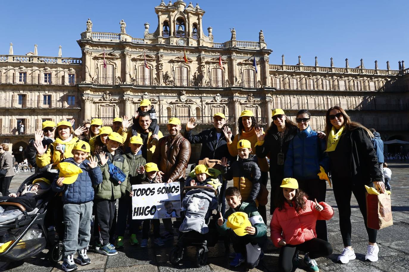 La marcha solidaria por las enfermedades raras &#039;tiñe&#039; de amarillo las calles de Salamanca